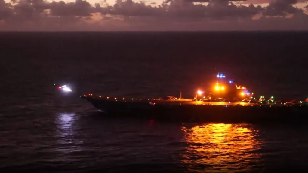 Pesawat tempur lepas landas dari kapal milik China, di sisi timur Taiwan, 14 Oktober 2024 (Sumber: tangkapan layar rilis video PLA)